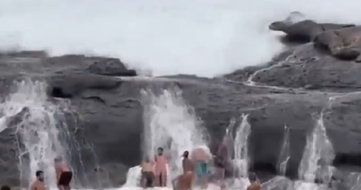 Ciclone-bomba forma onda gigante que atinge banhistas em praia do Rio