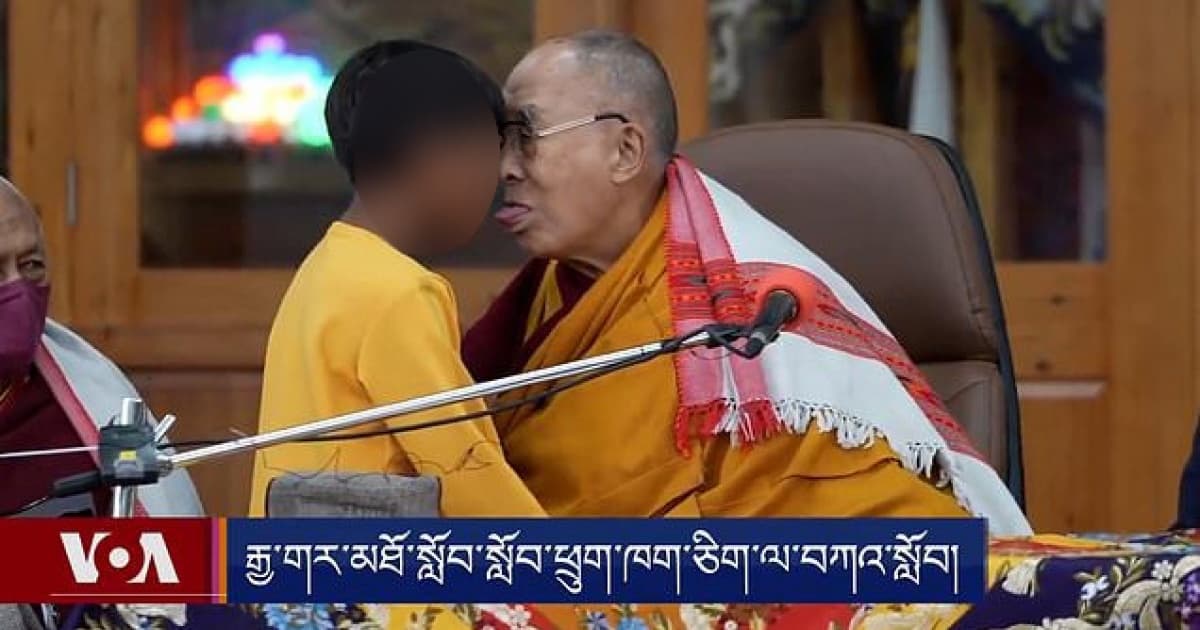 Dalai Lama pede que garoto chupe a língua dele