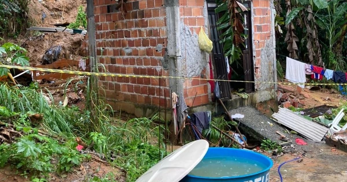 Três pessoas ficam soterradas depois de casa desabar em Cajazeiras