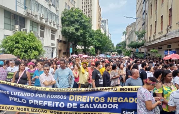 Em campanha salarial, servidores municipais fazem protesto no Comércio