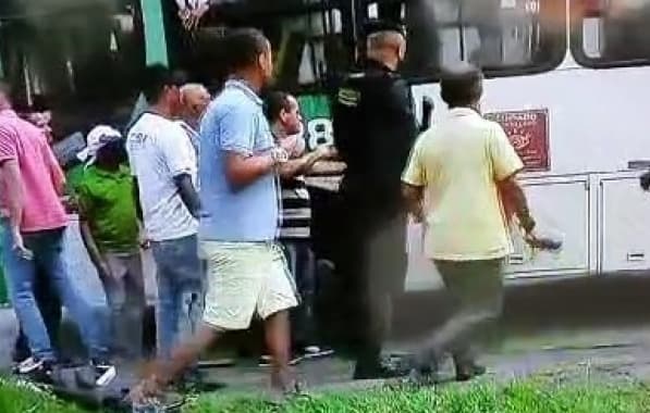 Rodoviários da extinta CSN se agridem durante manifestação na Estação da Lapa