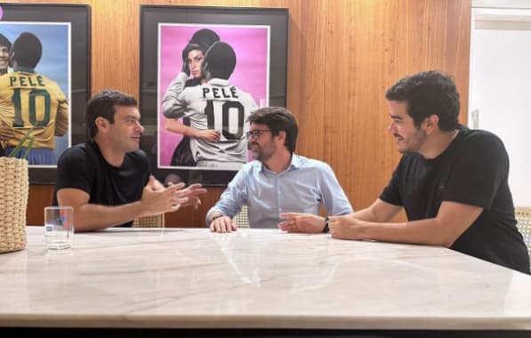 Daniel Alves, Tiago Correia e Bellintani se reúnem em conversa de “craque”
