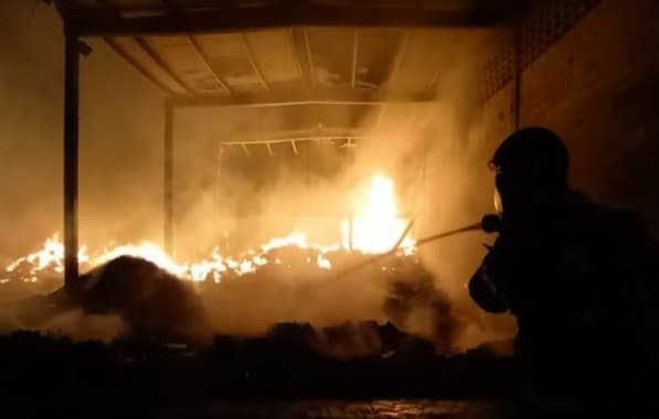 Galpão é destruído por incêndio no bairro de Valéria, em Salvador
