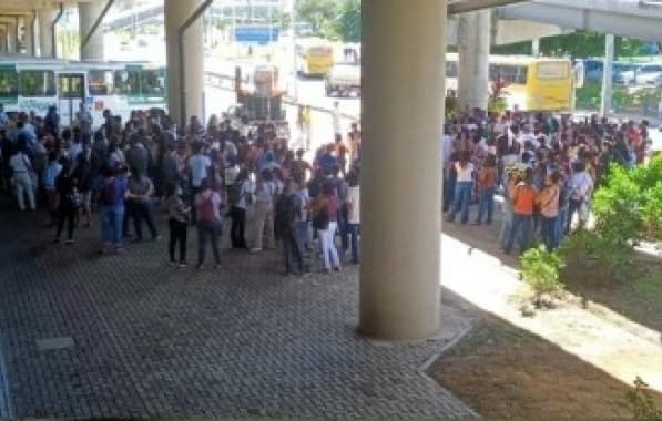 Em protesto por campanha salarial, servidores públicos provocam engarrafamento na região da Rodoviária