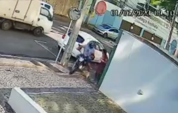 VÍDEO: Câmera de segurança flagra assalto na Pituba, em Salvador