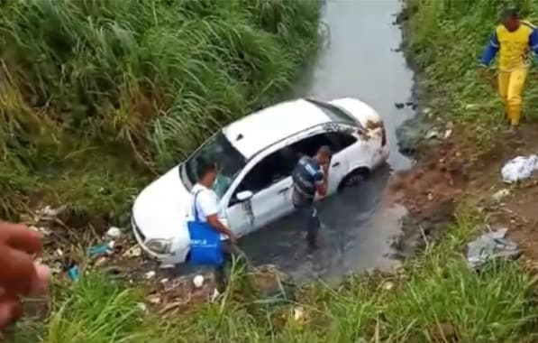 Seis pessoas são resgatados após carro cair dentro de córrego em Salvador