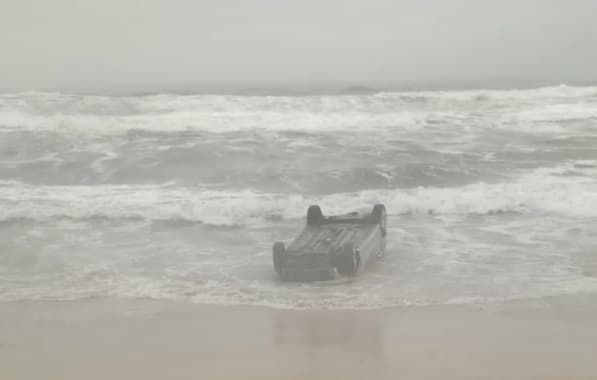Carro é encontrado capotado no mar da praia de Ipitanga, na Região Metropolitana de Salvador
