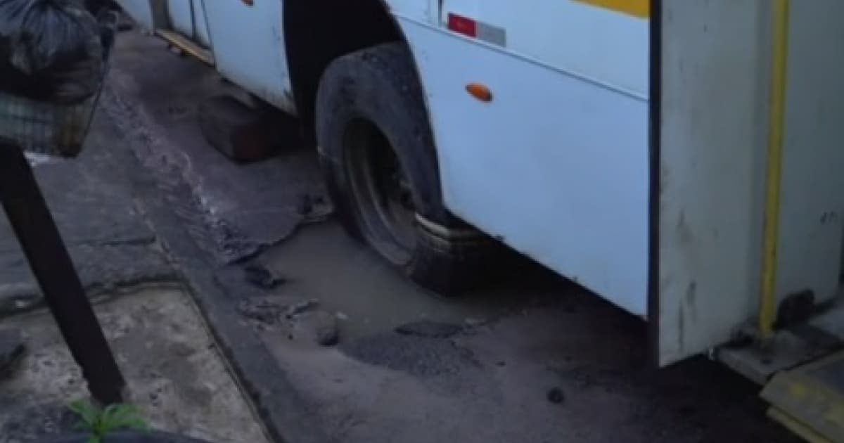 Ônibus cai em buraco, quebra e trânsito trava na Avenida Suburbana