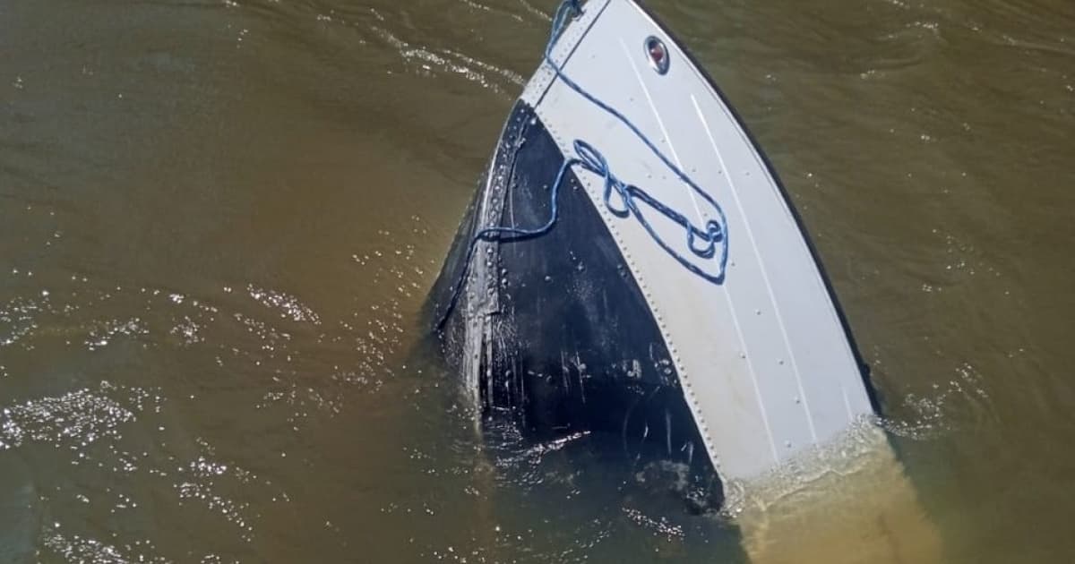 Barco com família vira em rio na água e homem desaparece