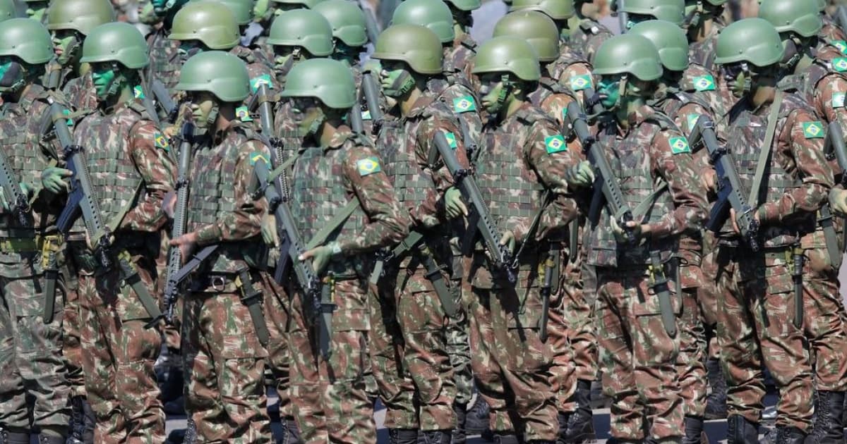 Governo anuncia PEC que proíbe militar da ativa de se candidatar
