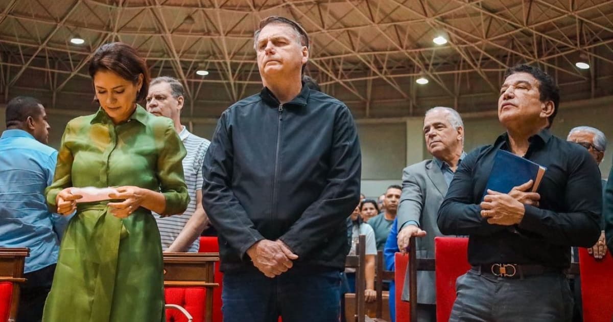 Michelle e Bolsonaro em culto ao lado de Magno Malta