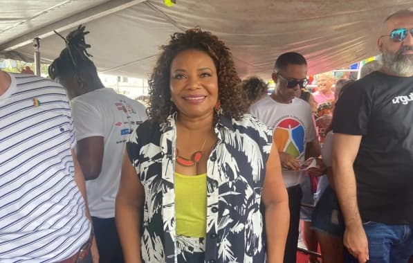 Margareth Menezes recebe homenagem na Parada LGBTQIA+ da Bahia e fala sobre fortalecer a democracia