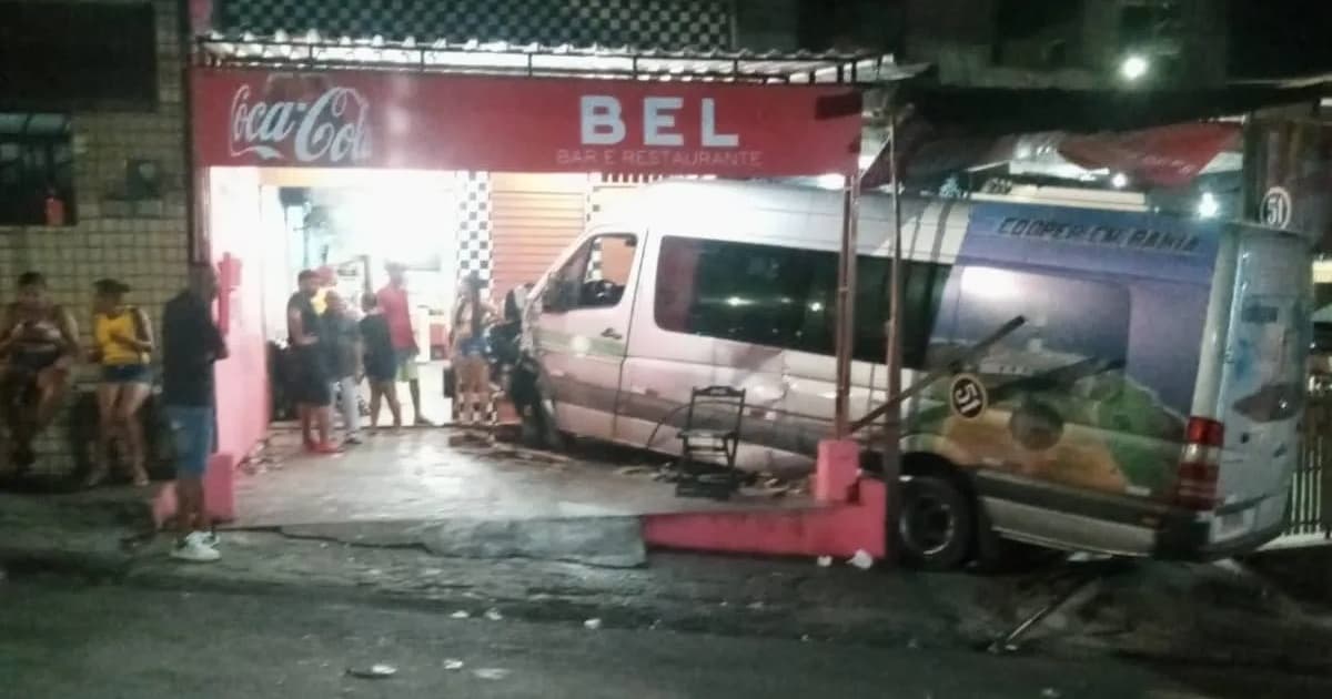 Van desgovernada invade bar e atropela duas pessoas no Subúrbio de Salvador 
