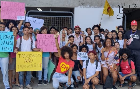 Estudantes da UFBA protestam contra professora acusada de transfobia 