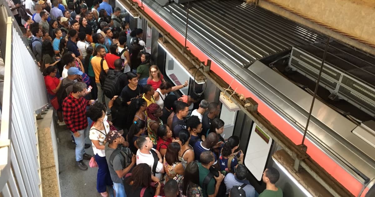 Usuários do metrô de Salvador relatam lentidão no sistema e dificuldade para embarcar em estações