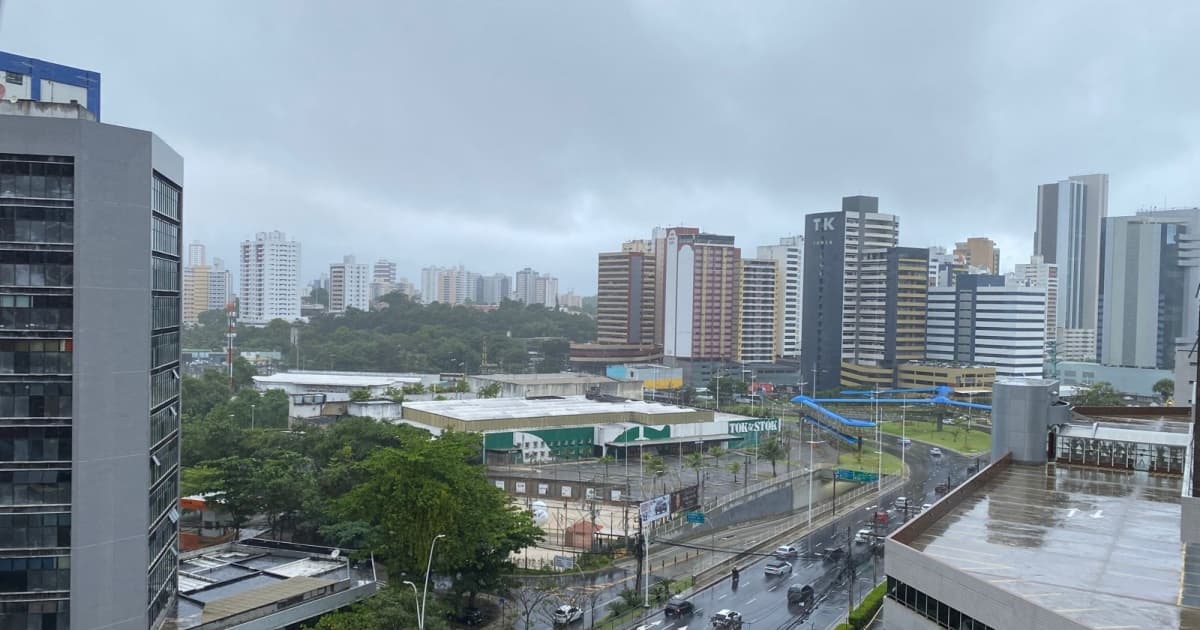 Semana começa com tempo nublado e chance de chuva em Salvador; confira previsão