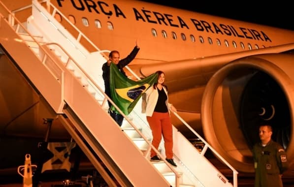 Chegou em Brasília durante a madrugada o primeiro voo da FAB com brasileiros repatriados de Israel