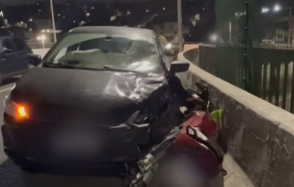 Fugindo da polícia, motociclista invade contramão e bate de frente em carro em viaduto de Salvador