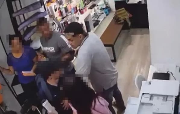 VÍDEO: Dupla rouba loja de eletrônicos e clientes no bairro de Stella Maris, em Salvador 