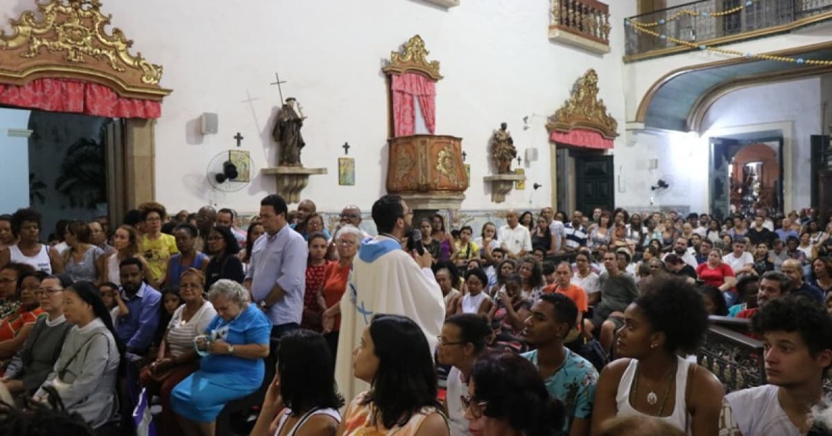 Na Igreja Nossa Senhora do Rosário dos Pretos, em Salvador, devotos homenageiam Santa Bárbara