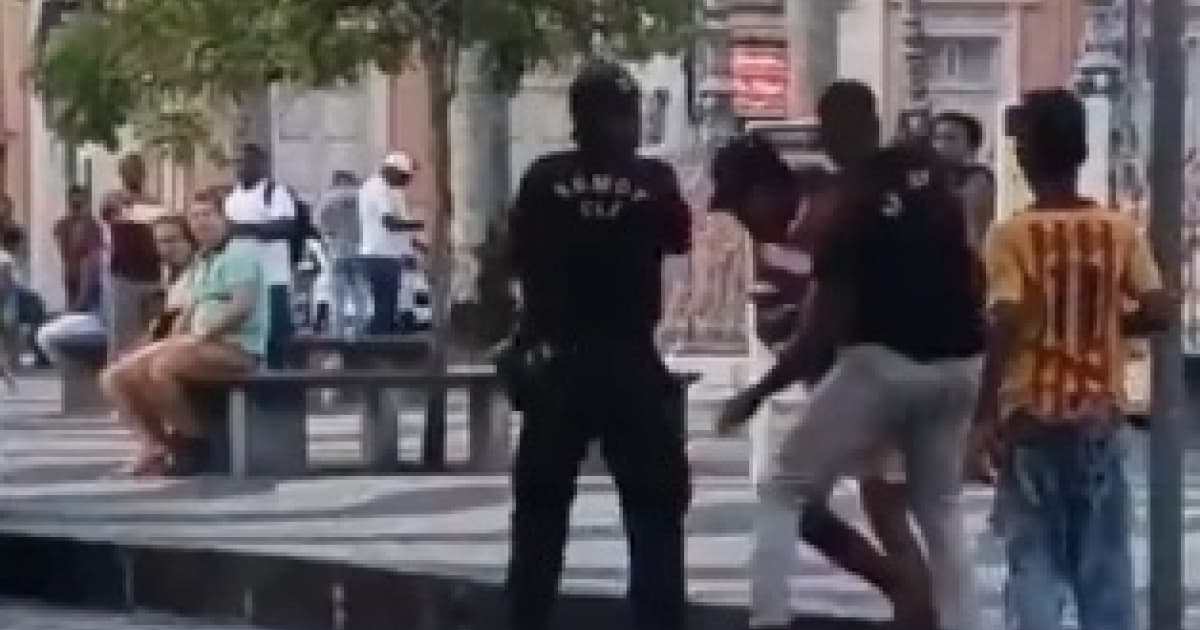 VÍDEO: Vendedor ambulante é agredido por agentes da prefeitura no Pelourinho