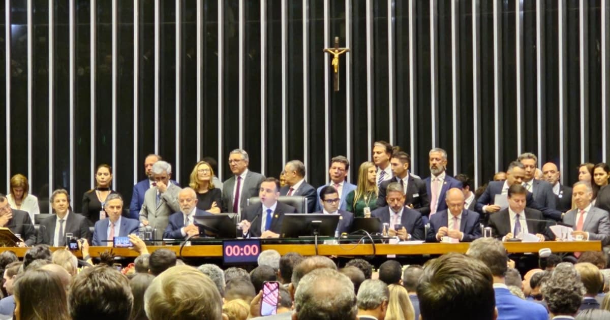 Com presença de Lula e clima de guerra de torcidas, Reforma Tributária é promulgada no Congresso
