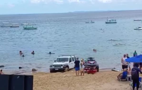 VÍDEO: Carro fica atolado ao tentar rebocar jet ski no Porto da Barra