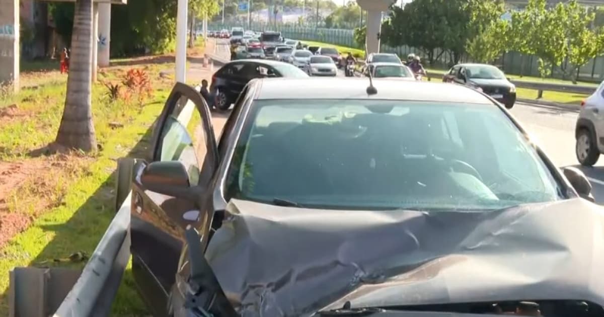 Acidente entre dois carros deixa trânsito lento em região próxima ao Aeroporto de Salvador