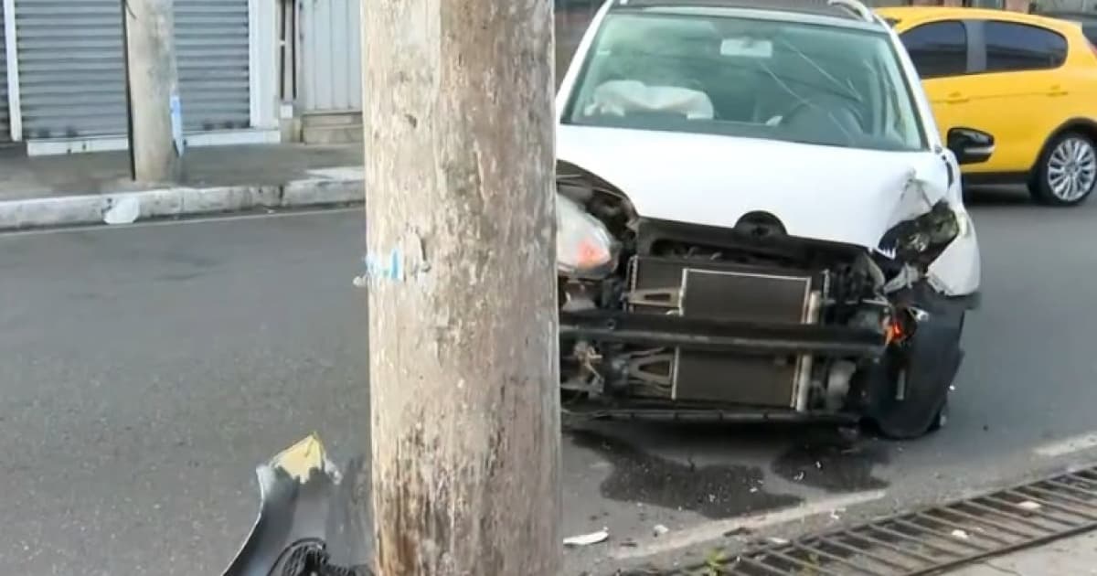 Motorista bate carro em poste no Rio Vermelho e fica ferido