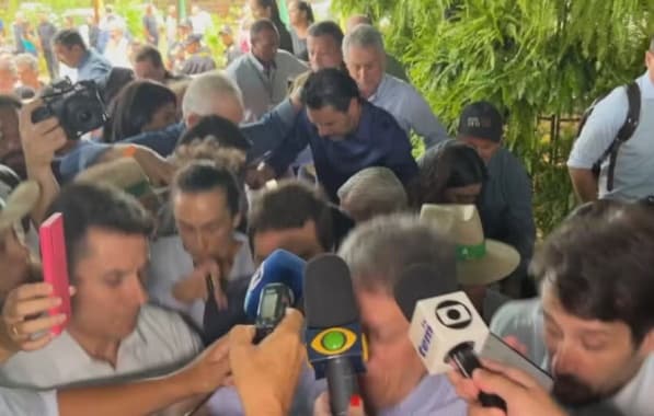 VÍDEO: Piso cede durante entrevista do governador de SP Tarcísio de Freitas em feira agropecuária