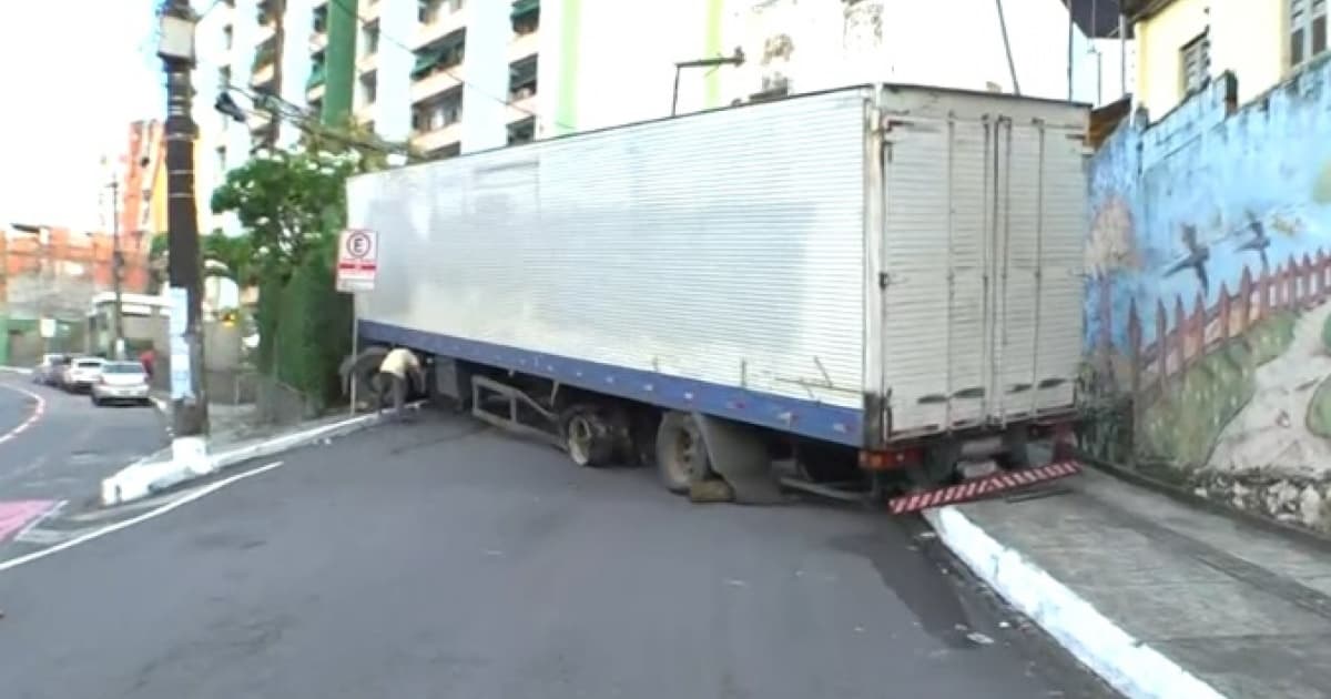 Caminhão quebra e trava via no Centro de Salvador