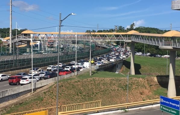 Acidente entre carro e ônibus deixa Av Paralela com trânsito lento no sentido Aeroporto