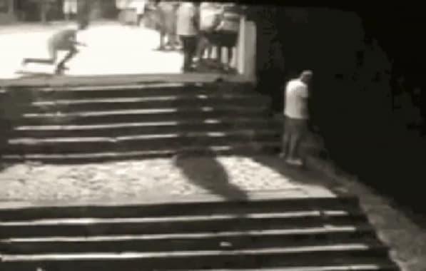 Viralizou: Homem que fazia xixi na margem de escada cai de altura de 4m ao ser derrubado por outro