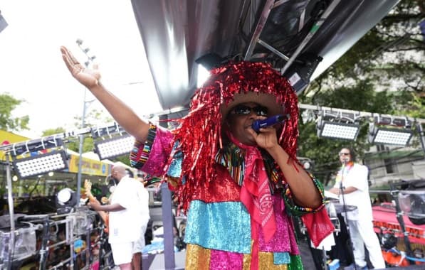Homenageando carnaval de Recife, Psirico desfila no quarto dia de carnaval no Campo Grande