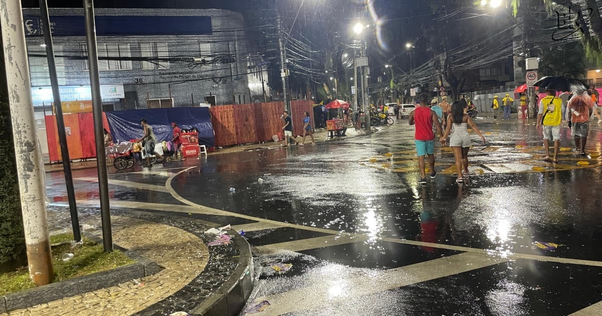 VÍDEO: Chuva “espanta” foliões do Circuito Osmar durante noite deste domingo de Carnaval