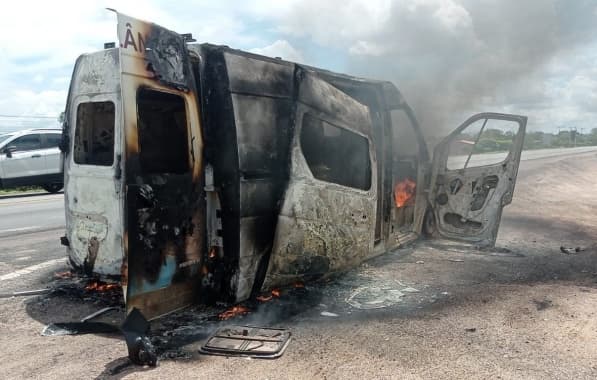 VÍDEO: Incêndio destrói ambulância do SAMU em São José do Jacuípe