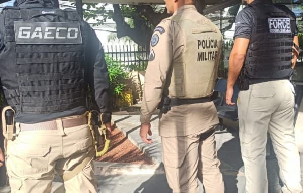 Operação cumpre mandados em Salvador contra policiais investigados por venda de fuzis em grupo de Whatsapp