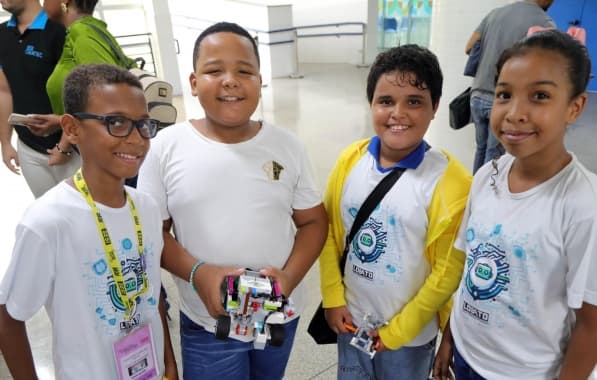 Alunos da rede municipal de Salvador embarcam para Brasília para torneio nacional de robótica