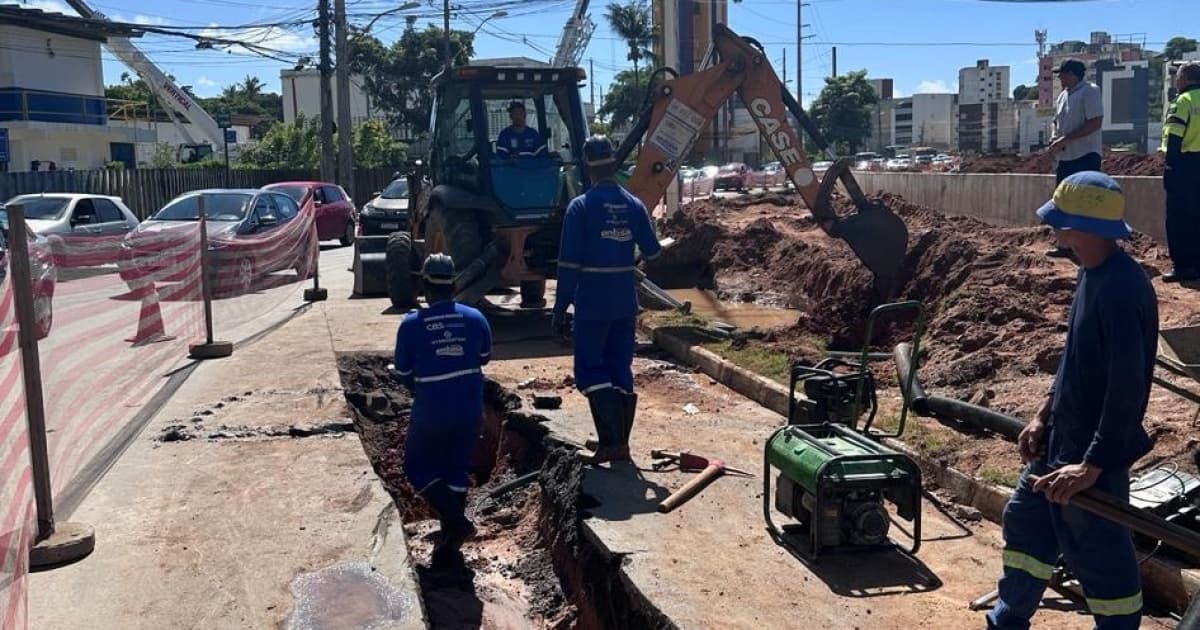 Abastecimento de água é interrompido em 5 bairros de Salvador após tubulação romper na Avenida Lucaia