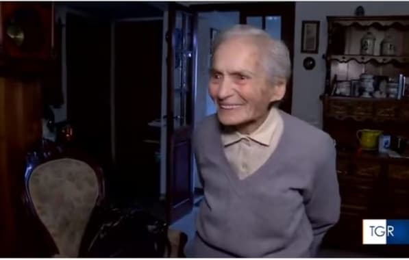 Idosa de 103 anos é flagrada dirigindo à noite com habilitação vencida