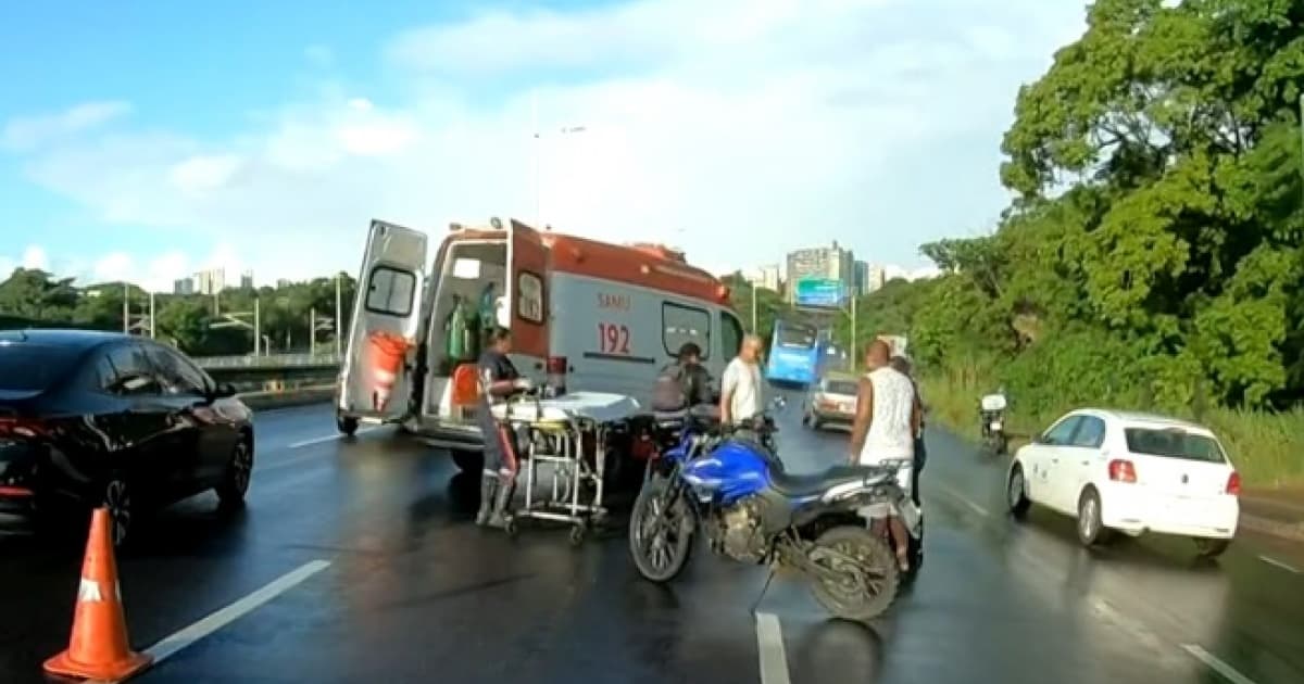 Acidente com motociclista deixa Avenida Paralela engarrafada na manhã desta segunda