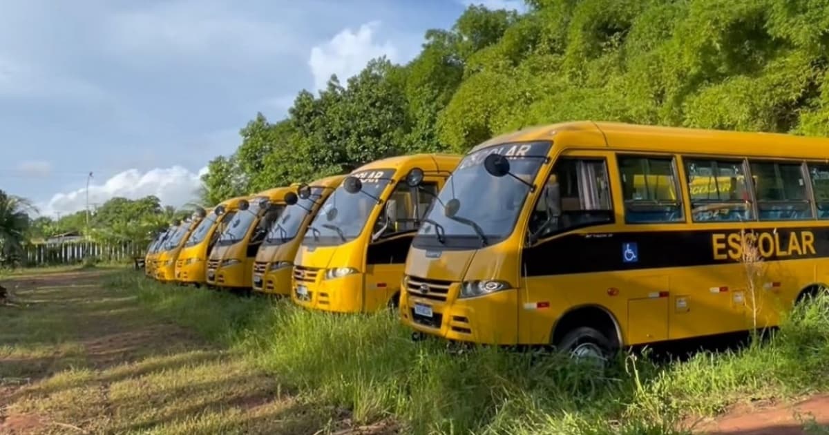 MP-BA é acionado para investigar condição de tratores e ônibus escolares abandonados em pátio administrado pelo Governo; veja imagens