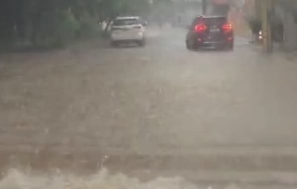 VÍDEO: Fortes chuvas causam alagamento no bairro da Pituba, em Salvador nesta terça-feira