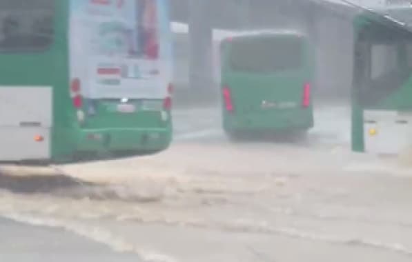 VÍDEO: Chuvas em Salvador formam pontos de alagamentos na Avenida Barros Reis e no Acesso Norte