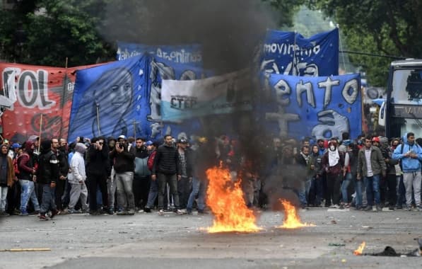 VÍDEO: Manifestantes confrontam polícia em Buenos Aires recebem jatos d'água e disparos de balas de borracha