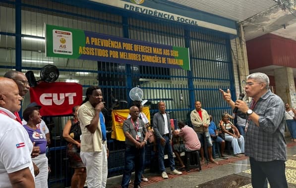Servidores da Previdência de Salvador utilizam ventiladores durante protesto contra má condições no INSS 