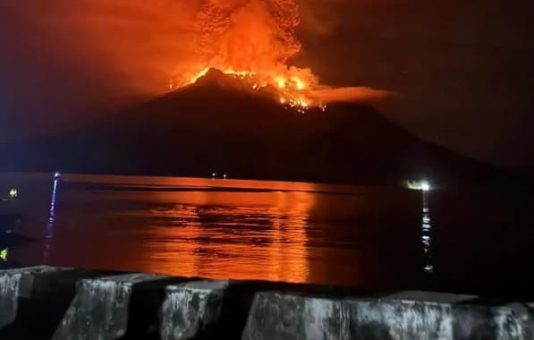 Vulcão entra em erupção na Indonésia e força mais de 800 pessoas a abandonarem suas casas