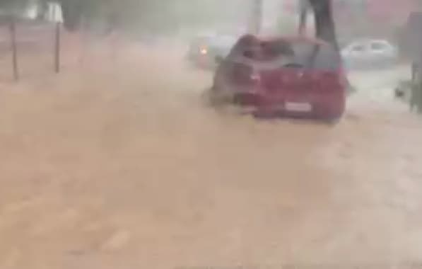 VÍDEO: Forte chuva causa alagamentos na manhã desta quarta-feira em Salvador