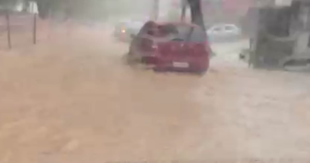 VÍDEO: Forte chuva causa alagamentos na manhã desta quarta-feira em Salvador