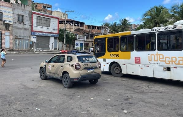 Ônibus voltam a circular e comércio abre no bairro de São Cristóvão com presença da PM neste domingo 